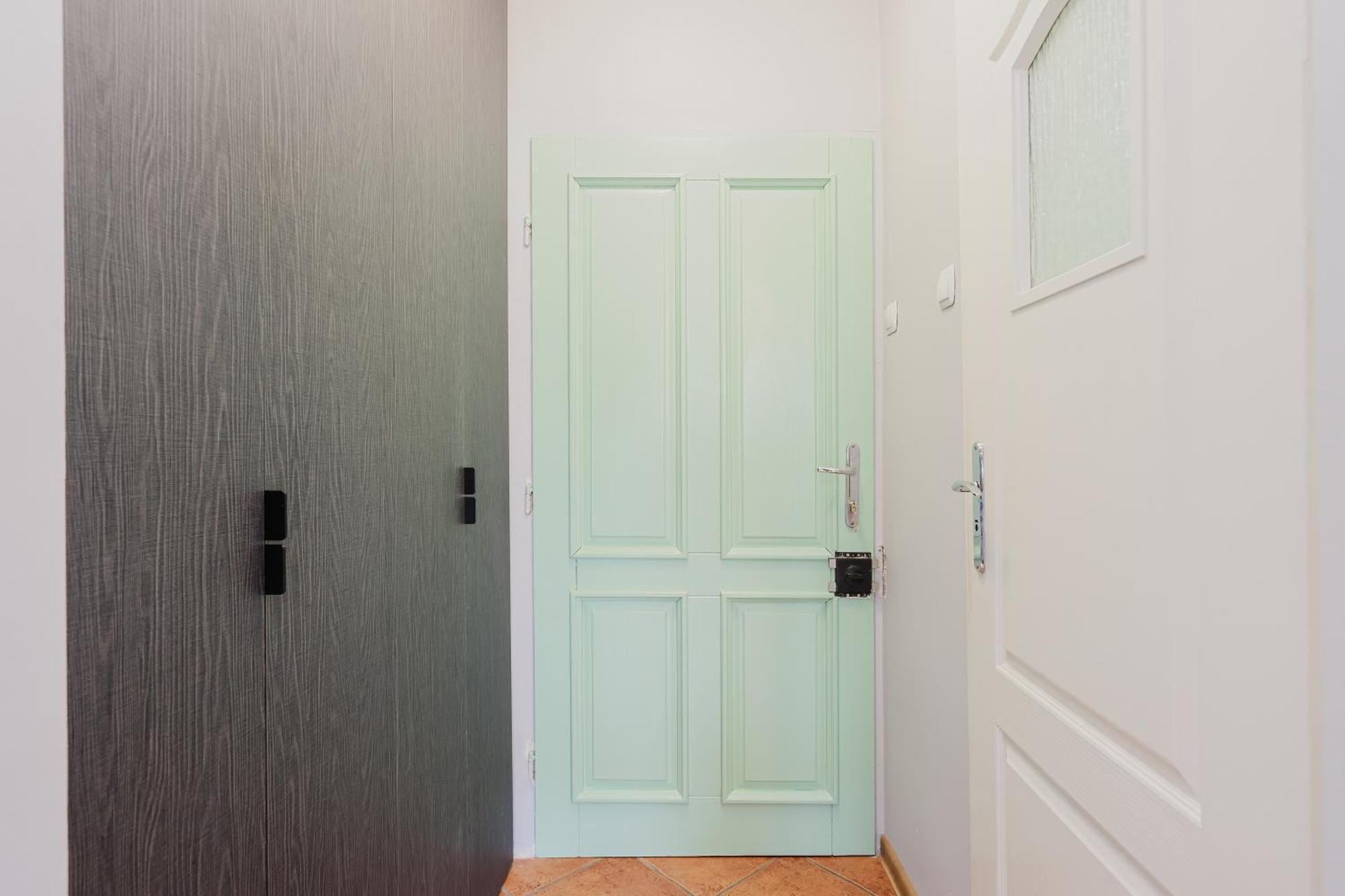 Apartment 10 *
